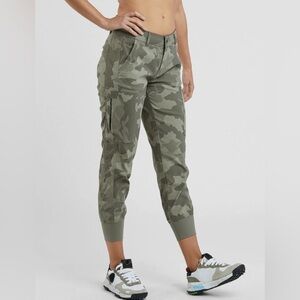Prana Women’s 6 Tan Green Camo Joggers Capris Active Camping Comfort Pants